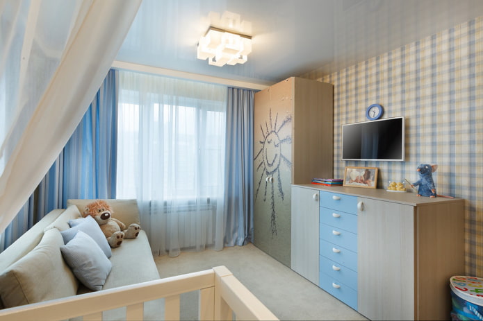Techo tensado brillante en la habitación infantil