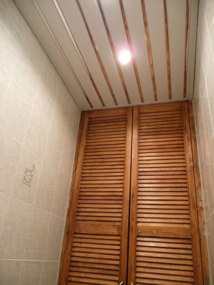 Estructura suspendida de lamas en el baño