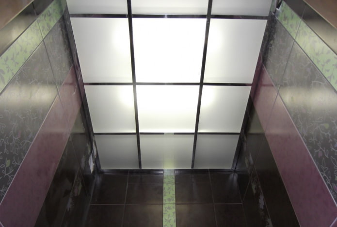 Estructura de techo de cristal en el baño