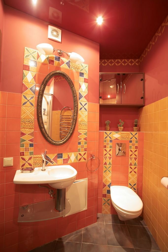 Techo tensado rojo en el baño