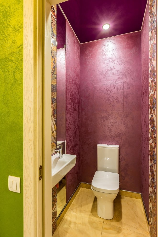 techo morado en el baño