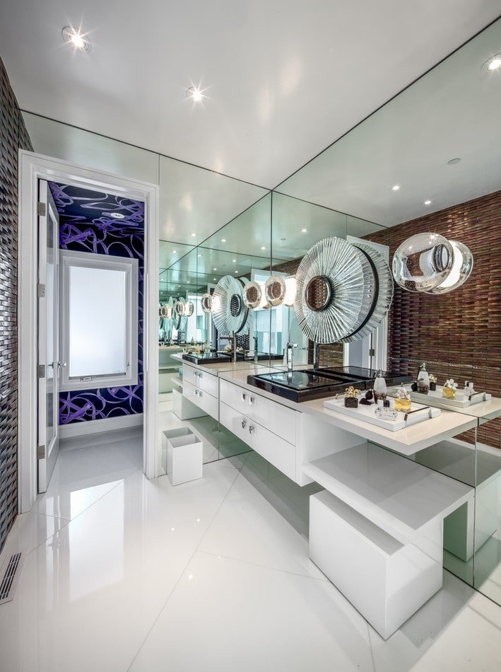 Techo con textura satinada en el baño