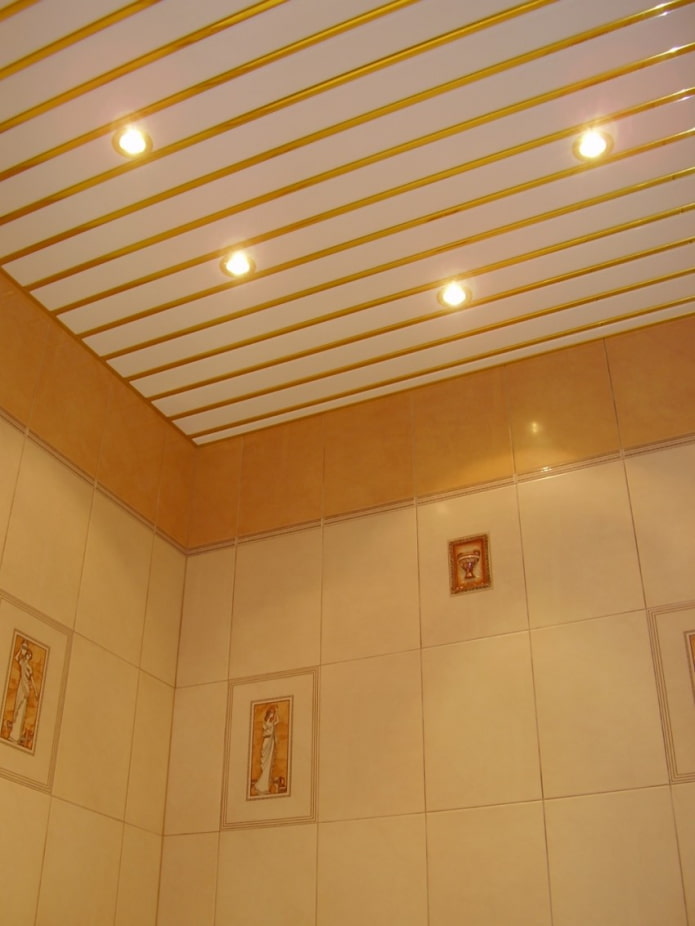 Estructura suspendida de lamas en el baño