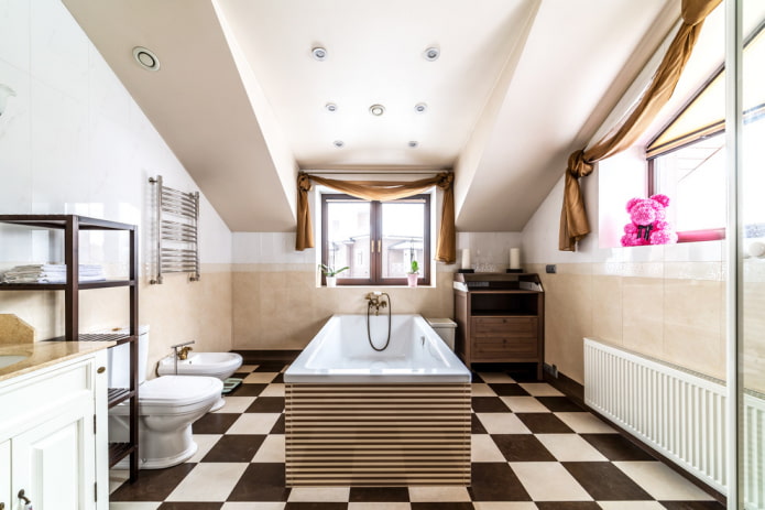 diseño del techo en el interior de un baño en el ático