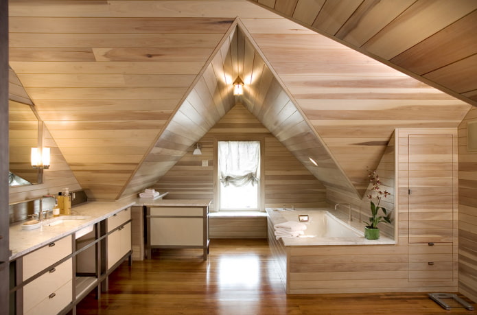 Techo de madera en el interior del baño