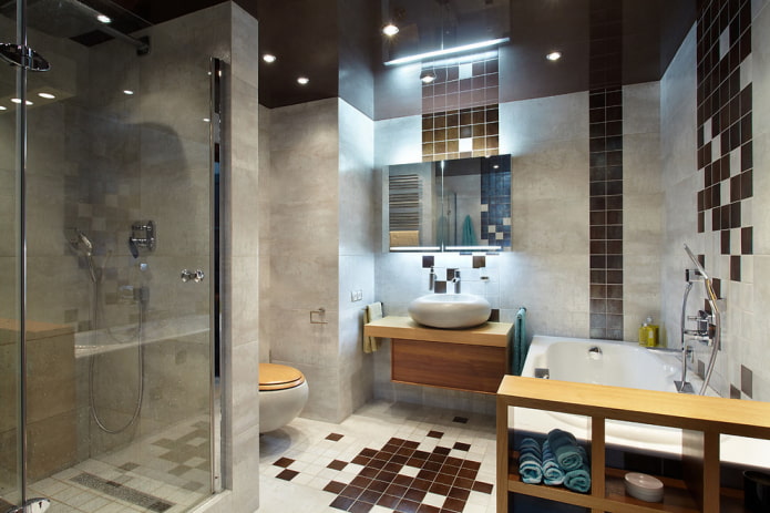 Superficie de techo brillante en el baño
