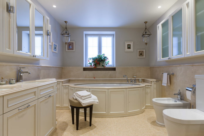 Superficie satinada del techo del baño