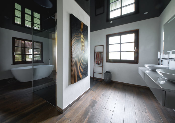 techo negro en el interior del baño