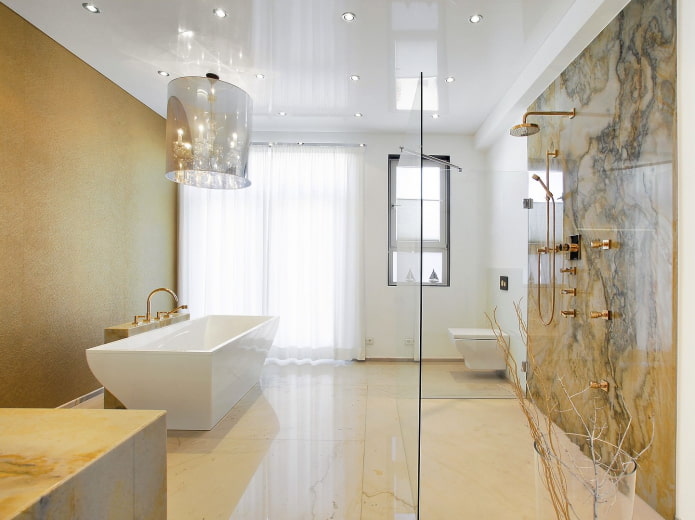 Superficie de techo brillante en el baño
