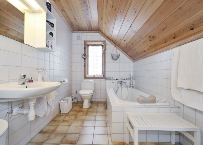diseño del techo en el interior de un baño en el ático