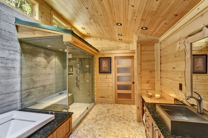 Diseño de techo en el interior del baño de una casa de madera