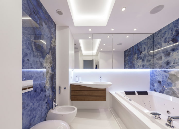 techo con iluminación en el interior del baño