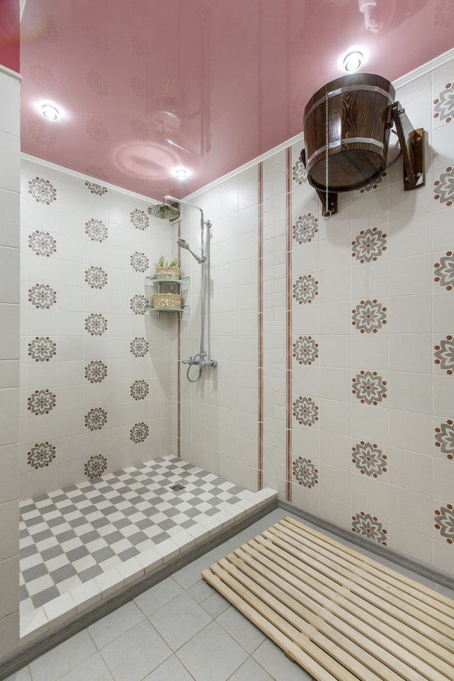 techo de un solo nivel en el interior del baño