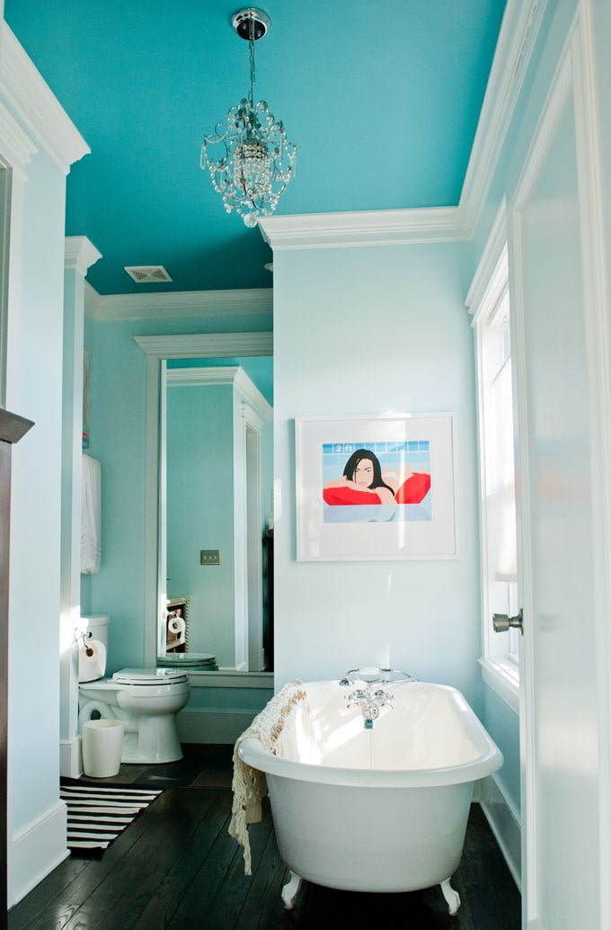 Techo pintado en el interior del baño