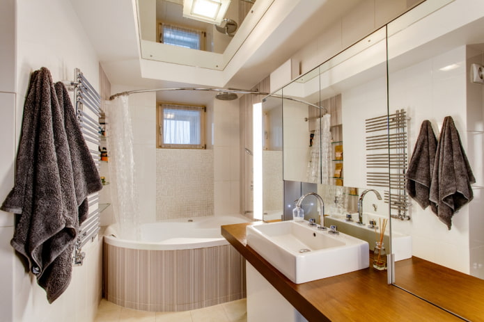Techo de espejo en el interior del baño