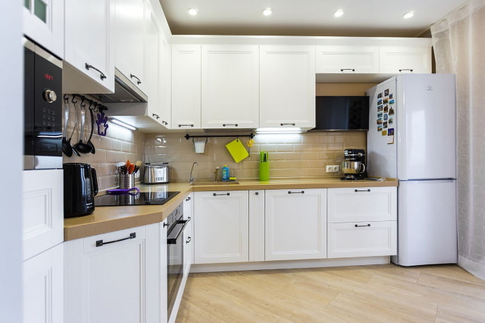 cocina con refrigerador blanco