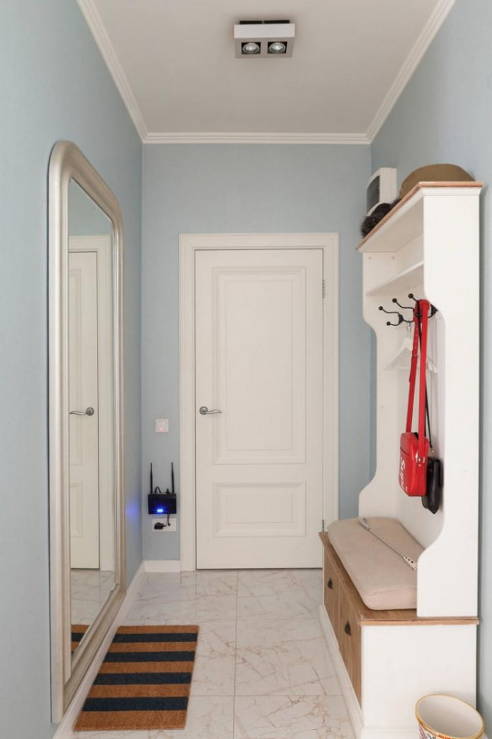 Asiento con espacio para zapatos en el interior de un pasillo estrecho