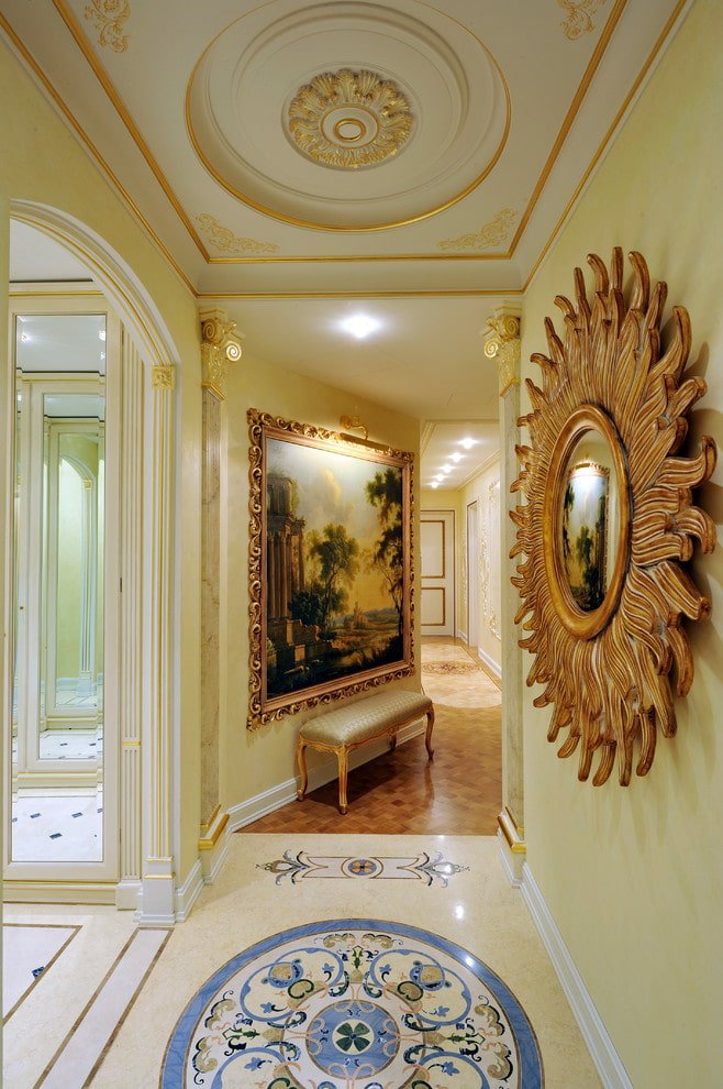 Diseño decorativo del pasillo en estilo clásico