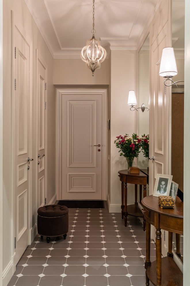 Diseño decorativo del pasillo en estilo clásico