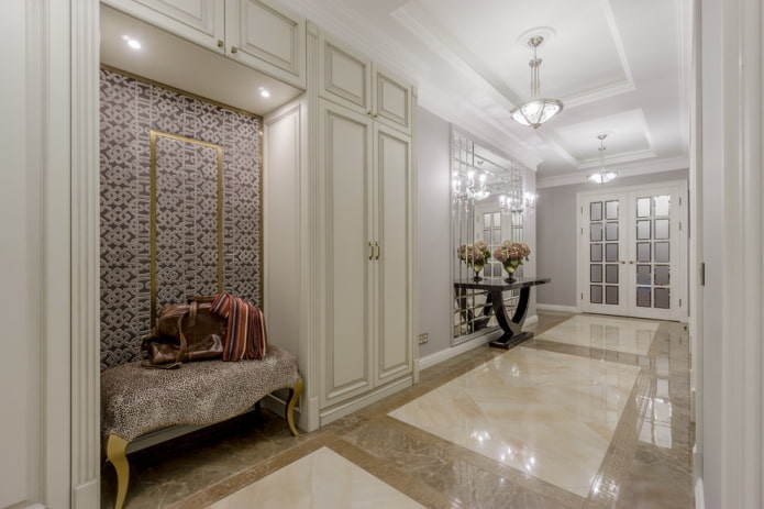 Interior de pasillo de estilo neoclásico