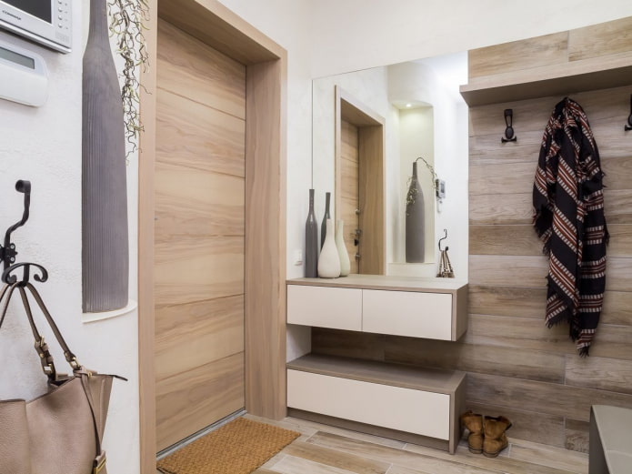 Decoración de pared con laminado en el pasillo