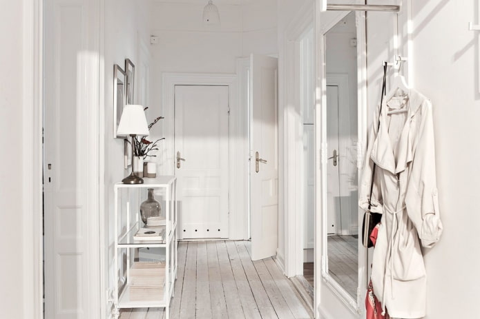 interior de un pasillo blanco de estilo escandinavo