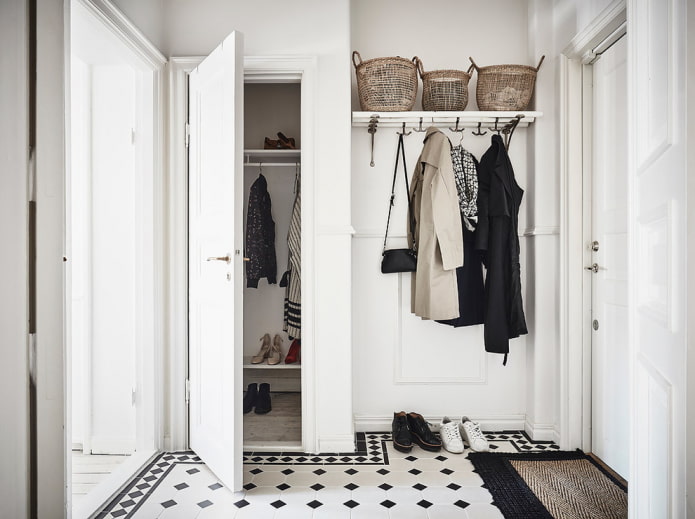 interior de un pasillo blanco de estilo escandinavo