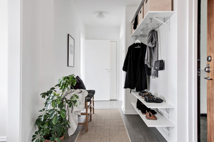 interior de un pasillo blanco de estilo escandinavo