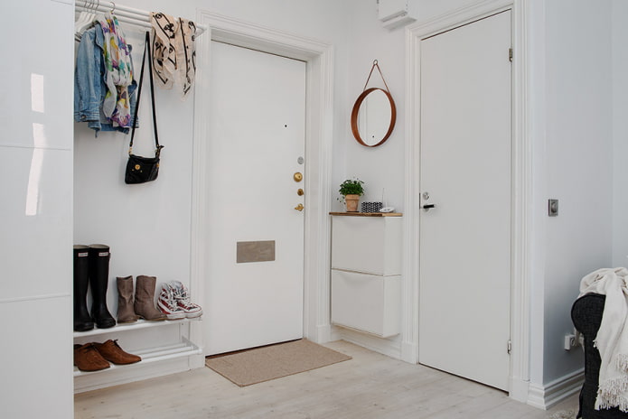 Interior de pasillo blanco en estilo escandinavo