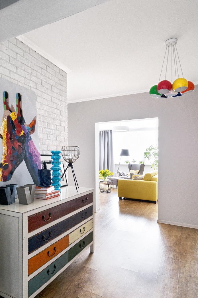 Pasillo con elementos de arte pop