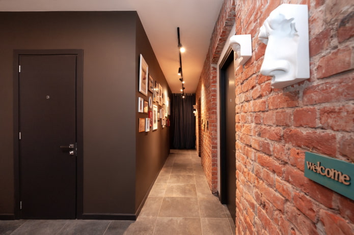pasillo con una pared de ladrillos en estilo industrial