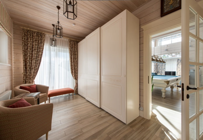 Muebles en el interior del pasillo de estilo provenzal