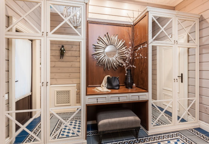 Muebles en el interior del pasillo de estilo provenzal