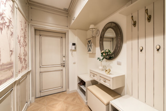 Muebles en el interior del pasillo de estilo provenzal