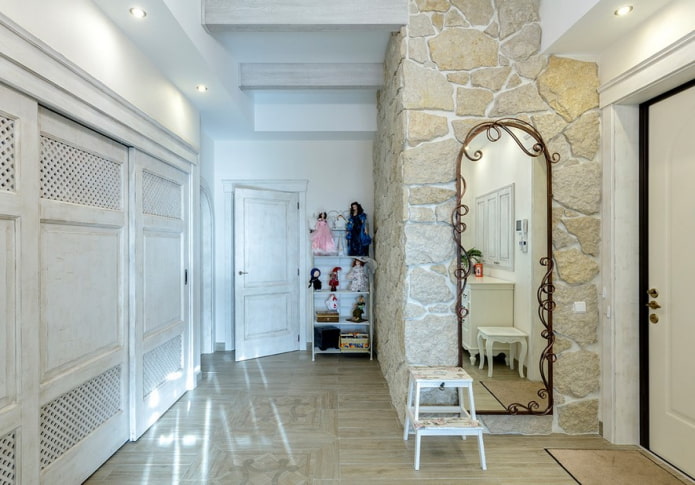 Decoración de pasillo de estilo provenzal