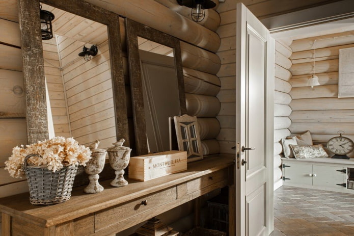 Decoración y accesorios en el interior del recibidor de estilo provenzal