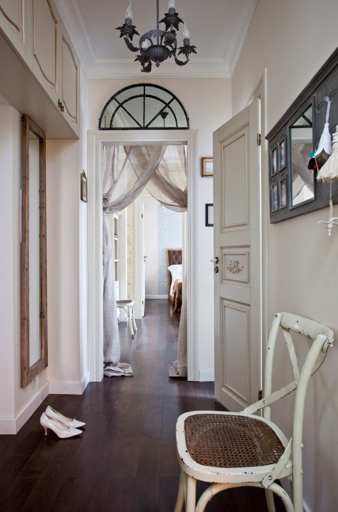 diseño interior de pasillo en estilo provenzal