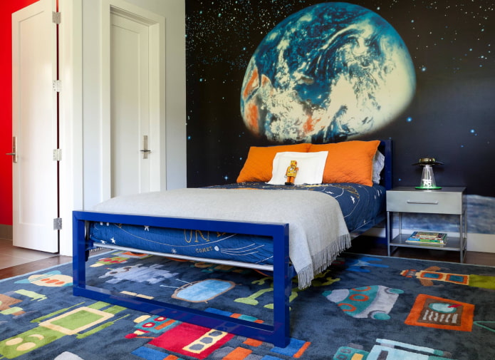 Mesita de noche en la habitación de un niño