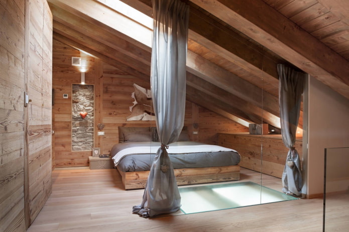 interior de dormitorio abuhardillado de madera sin tratar