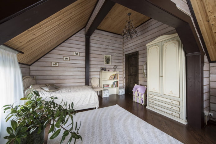 Habitación infantil beige-marrón en una casa de madera