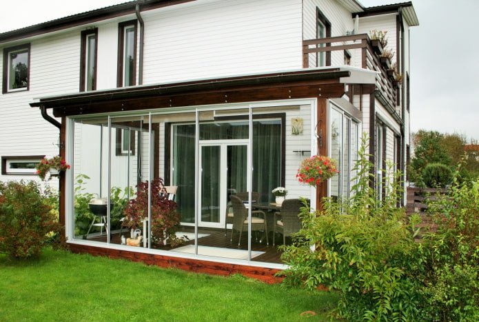 veranda de cristal en el jardín