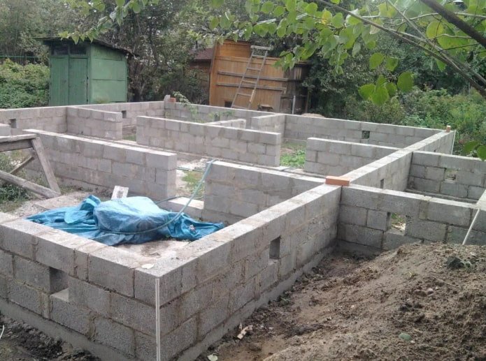 Respiraderos cuadrados en una cimentación de bloques