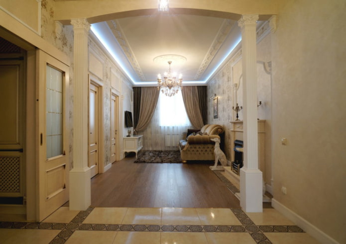 muchas puertas en el salón