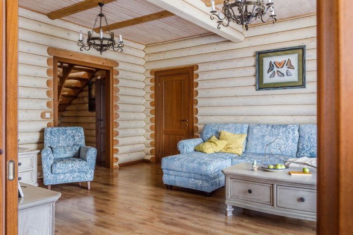 Sala de estar de paso en una casa particular