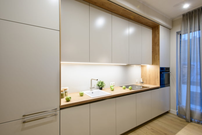 cocina lineal con muebles altos