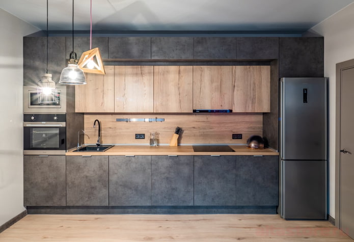 Refrigerador en una cocina con armarios superiores