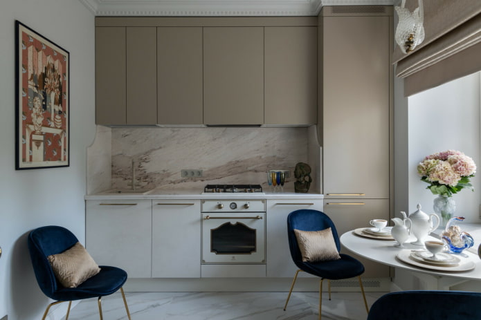 cocina recta con fachadas combinadas