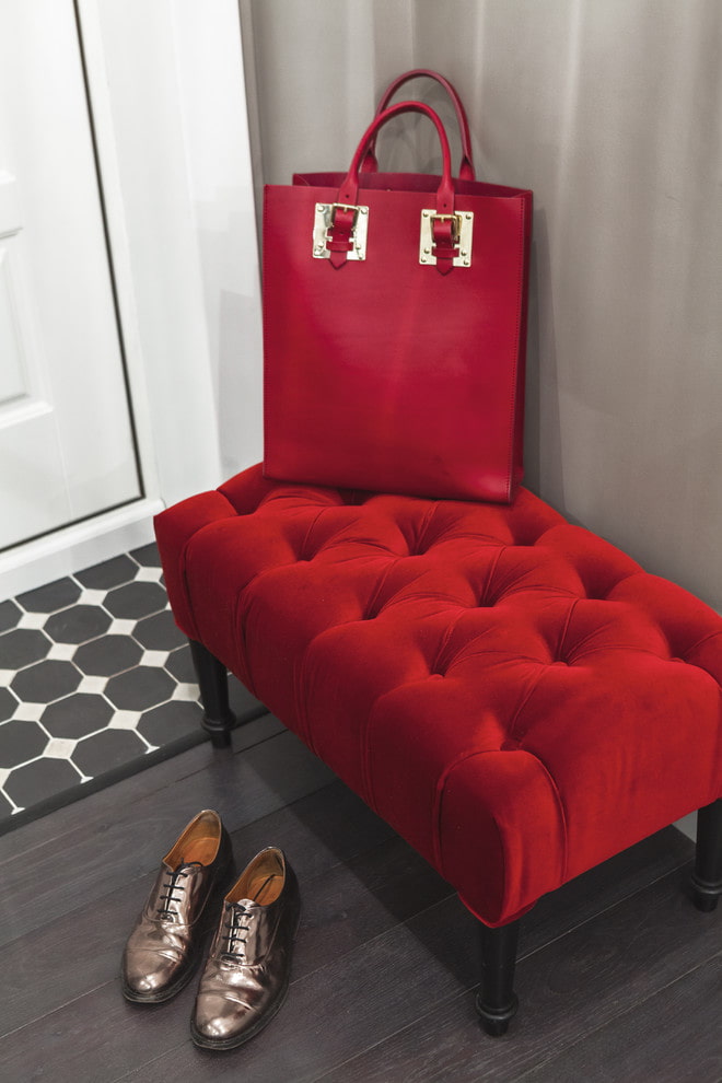 Puf rojo en el interior