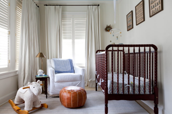 Puf de cuero en el interior de la habitación infantil