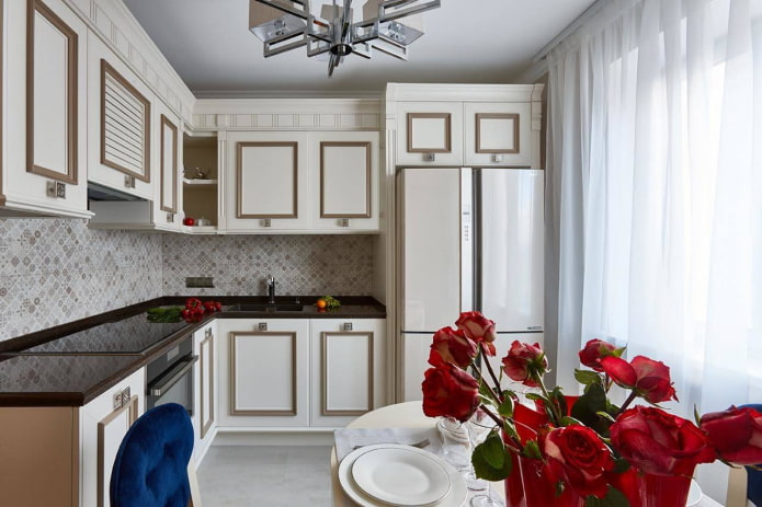 cocina esquinera con un refrigerador grande
